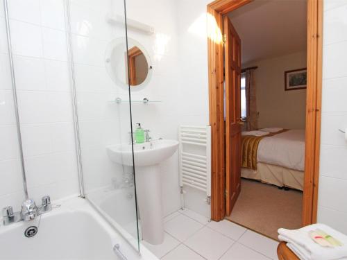 y baño con ducha, lavabo y bañera. en 3 Bed in Nr Bamburgh CN081, en Warenford