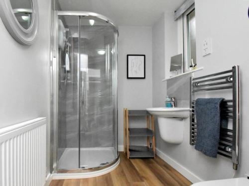 W łazience znajduje się prysznic i umywalka. w obiekcie 1 Bed in Nr Hexham CN196 w mieście Wall