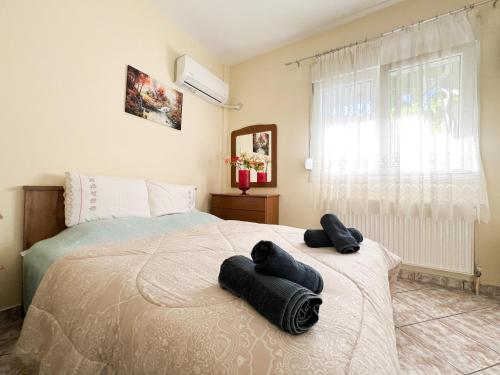 een slaapkamer met een bed met twee handdoeken erop bij Nitsa Apartment in Kavala