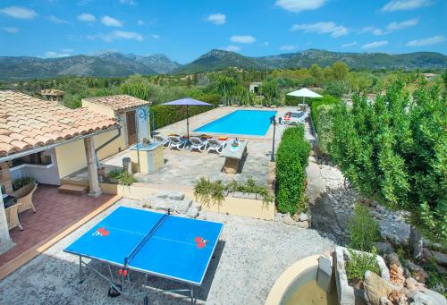 vista aerea di una villa con campo da tennis di Owl Booking Villa Alqueria Alt - Fantastic Mountain Views a Campanet