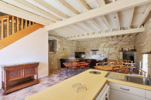 uma cozinha e sala de jantar com mesa e cadeiras em Logis de Poëllier em Baugé-en-Anjou