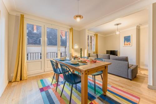 un salon avec une table, des chaises et un canapé dans l'établissement Le Chapeau-Rouge - Au Cœur de Nantes, à Nantes