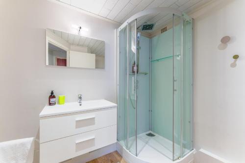 une salle de bain avec une douche en verre et un lavabo dans l'établissement Le Chapeau-Rouge - Au Cœur de Nantes, à Nantes