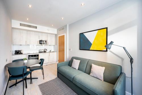 uma sala de estar com um sofá e uma mesa em Staycity Aparthotels Liverpool Waterfront em Liverpool