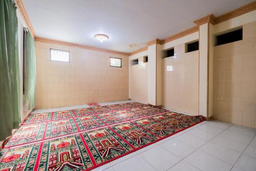 Ένα ή περισσότερα κρεβάτια σε δωμάτιο στο Urbanview Hotel Near Jatim Park 1 by RedDoorz