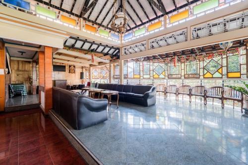Χώρος καθιστικού στο Urbanview Hotel Near Jatim Park 1 by RedDoorz