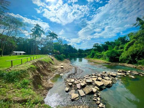 Un río con rocas a su lado en Amano green resort en Ban Cha-om