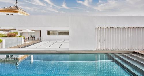 The swimming pool at or close to Hotel Mercer Sevilla 5 GL