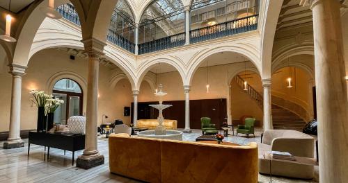 A seating area at Hotel Mercer Sevilla 5 GL