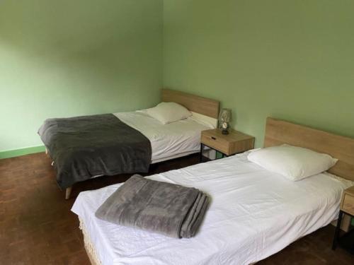 2 Betten in einem Zimmer mit 2 Betten sidx sidx sidx sidx in der Unterkunft Dans une Cité de Caractère. in Jugon Les Lacs