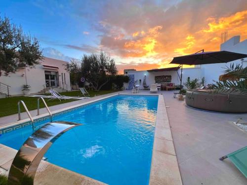 Πισίνα στο ή κοντά στο Splendide villa avec piscine, jacuzzi et jardin