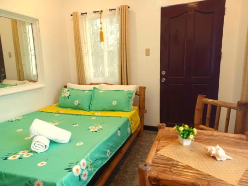 Postel nebo postele na pokoji v ubytování Camotes Nook - Budget Beautiful