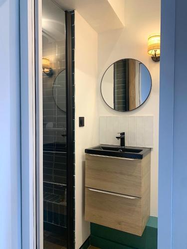 a bathroom with a sink and a shower with a mirror at Le Coucou - Gare - GEM in Grenoble