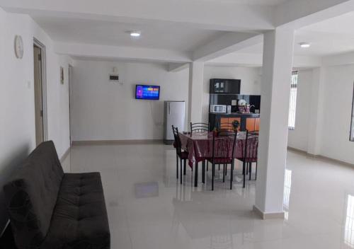 - une salle à manger et une cuisine avec une table et des chaises dans l'établissement CITY VIEW KANDY - MPM APARTMENT 4A, à Kandy