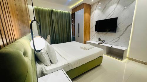 מיטה או מיטות בחדר ב-Hotel Elite Millennium - Near Huda City Centre Gurgaon