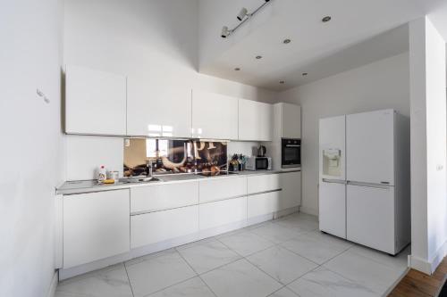 Küche/Küchenzeile in der Unterkunft Penthouse by Gondola, New Gudauri Suites