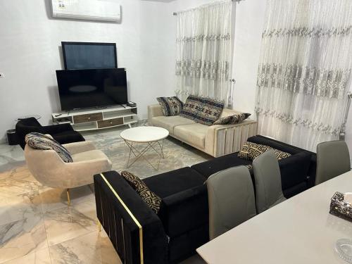 sala de estar con sofá y TV en villa in king Abdullah economic city luxury feel W private pool en King Abdullah Economic City