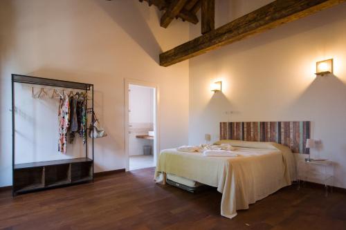 1 dormitorio con cama y espejo en Agriturismo Villa Sardini, en Lucca