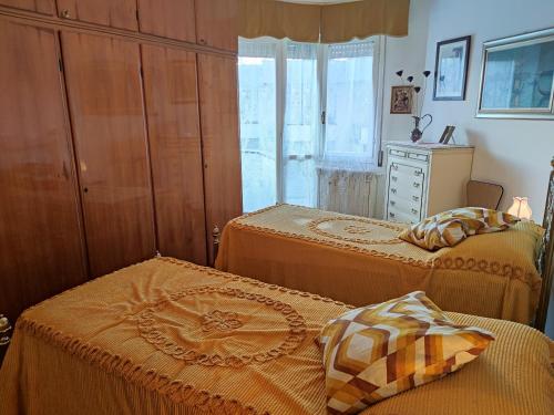 - 2 lits dans une chambre avec fenêtre dans l'établissement Casa Albina, à Rapallo