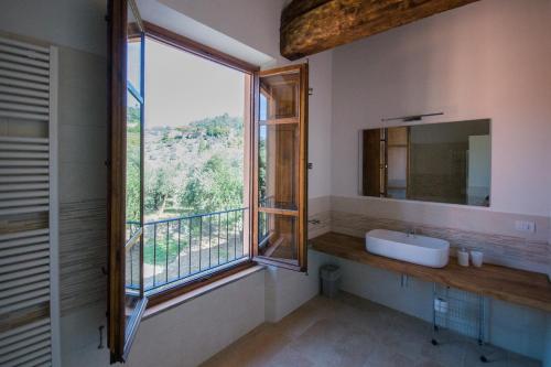 baño con lavabo y ventana en Agriturismo Villa Sardini, en Lucca