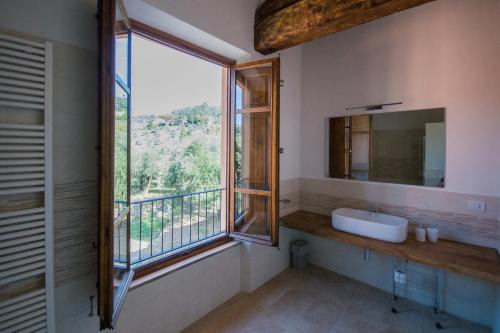 Un baño con lavabo y ventana. en Agriturismo Villa Sardini, en Lucca