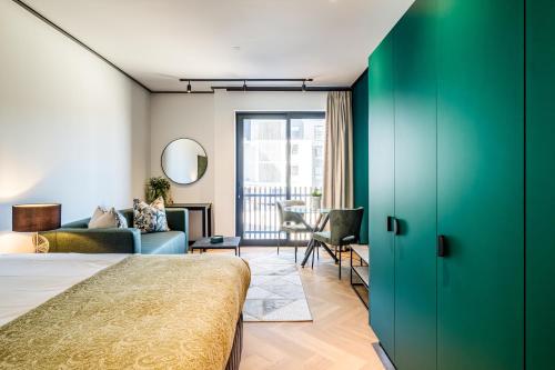 1 dormitorio con puerta verde y sala de estar en Belina - Nine Palms Premier, en Ciudad del Cabo