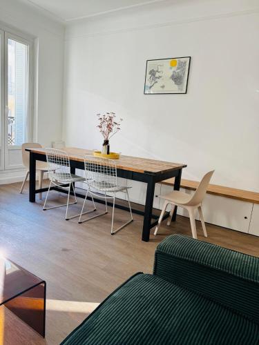 une salle à manger avec une table et des chaises dans l'établissement Le poulpe du port, à Marseille