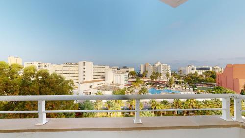 balkon z widokiem na miasto w obiekcie Cala Millor Garden Hotel - Adults Only w Cala Millor
