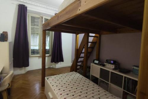 - une chambre avec 2 lits superposés et un escalier dans l'établissement Spacieux 4 pièces de type bourgeois Art-déco, à Nice