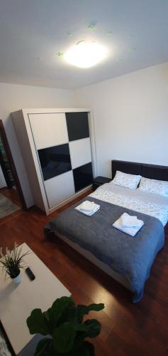 En eller flere senger på et rom på Apartament DreamHouse Titan - Rasarit de Soare