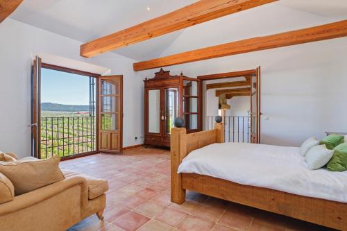 ein Schlafzimmer mit einem großen Bett und einem Sofa in der Unterkunft Cortijo Don Cristobal in Mollina