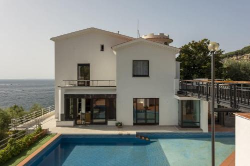 Casa blanca grande con piscina en Villa Silvana, en Massa Lubrense