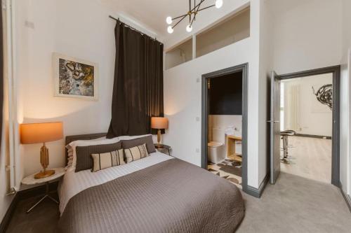 1 dormitorio con 1 cama grande y baño en Grand Prix House, en Londres