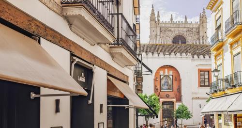 Pemandangan umum bagi Seville atau pemandangan bandar yang diambil dari hotel