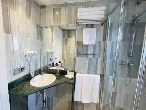 Bilik mandi di Hotel Turissa