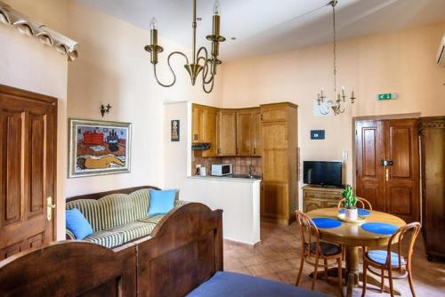 een woonkamer met een bank en een tafel bij Amoret Apartments in Dubrovnik