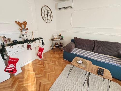 ein Wohnzimmer mit Sofa und Weihnachtsdekoration in der Unterkunft FRIENDLY HOME in Tuzla