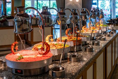 ein Buffet mit vielen Tellern voller Essen in der Unterkunft Palmeras Beach Hotel Ultra All Inclusive in Konaklı