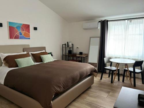 sypialnia z łóżkiem, stołem i krzesłami w obiekcie Zeta Rooms w mieście Caserta