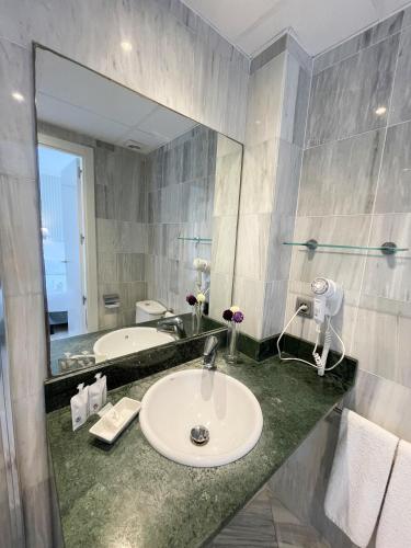 Bilik mandi di Hotel Turissa