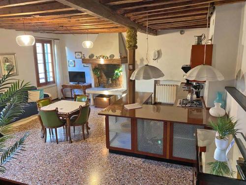 una cucina e un soggiorno con tavolo e sedie di Ca' Nadia Apartment a Venezia