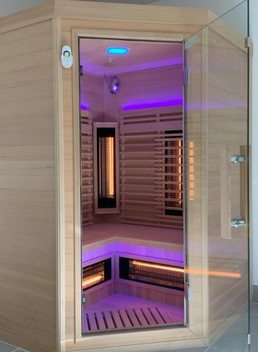 - une douche avec éclairage violet dans la chambre dans l'établissement Maison familiale Blois piscine et SPA, à Blois