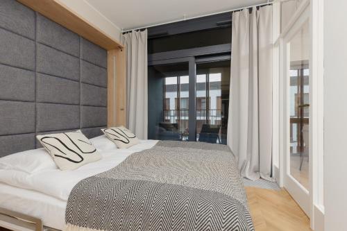 Postel nebo postele na pokoji v ubytování Exclusive Apartments with Furnished Balcony in Warsaw by Renters Prestige