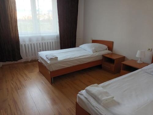 pokój hotelowy z 2 łóżkami i oknem w obiekcie AGRO obiekt hotelowy we Wrocławiu