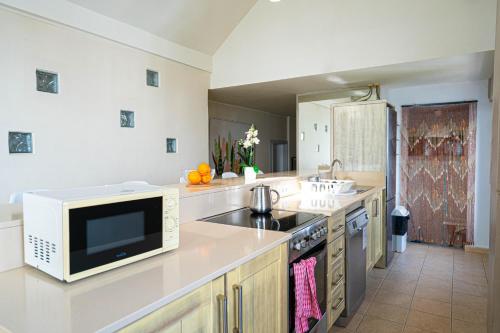 Dapur atau dapur kecil di Ocean View Penthouse - Central Location - 100m to the Beach