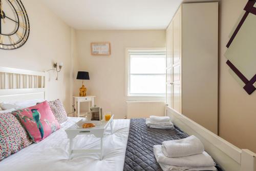 a small room with a bed and a table at Bond Street Apartment - Sleeps 4 in London