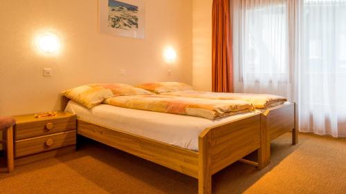 Łóżko lub łóżka w pokoju w obiekcie Haus Alpenglück