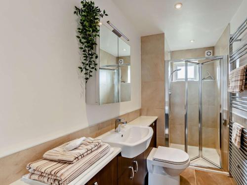 y baño con lavabo, aseo y ducha. en 1 bed property in Harrogate North Yorkshire HH097, en Harrogate