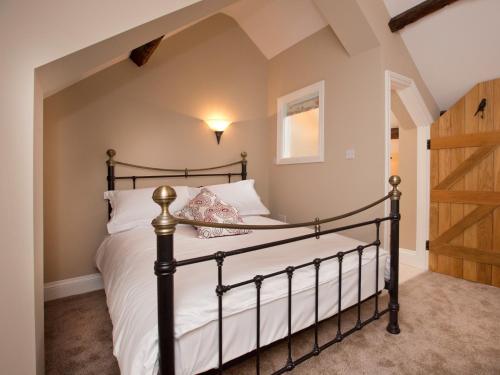1 Bed in Ripon G0127 في Kirkby Malzeard: غرفة نوم بسرير في غرفة