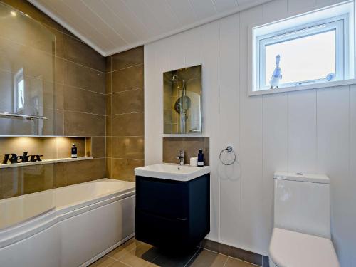 ein Badezimmer mit einem Waschbecken, einer Badewanne und einem WC in der Unterkunft 2 bed in Castle Douglas 77837 in Auchencairn